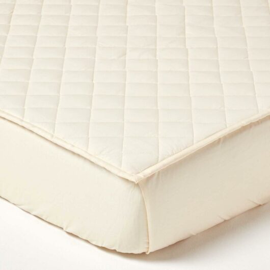 Homescapes - Organic 300 tc Luxury Quilted Deep Fitted Single Mattress Protector